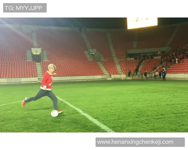 足球球星风采各异与球迷亲切打招呼展现魅力互动与粉丝亲密时刻